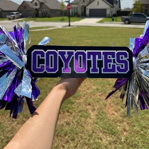 Letrero personalizado con texto &quot;Cheer Spirit&quot; (nombre en acrílico y pompones)