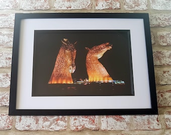 Kelpies escoceses de noche: estatuas iluminadas doradas, impresión enmarcada