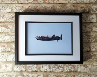 Lancaster In Flight, RAF 100 jaar jubileum, Wereldoorlog 2 Vliegtuig ingelijste print