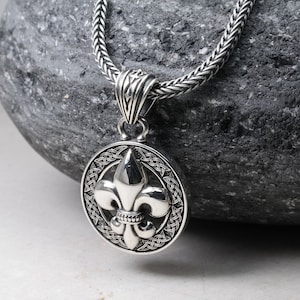 23 mm Round  Fleur De Lis Knot Pendant, Celtic Knot Pendant, Celtic Charm, Men Pendant, Celtic Pendant, Christmas Gift, Lilly Flower pendant