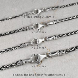 Pode incluir: Quatro correntes de prata com elos tipo trigo e fechos lagosta, cada uma marcada com 925. As correntes são indicadas com larguras de 2,5 mm, 3,0 mm, 3,5 mm e 4,2 mm. O texto diz: > This Listing 2.5mm <, > 3.0 mm <, > 3.5 mm <, > 4.2 mm <, > Check the link below for other sizes <.