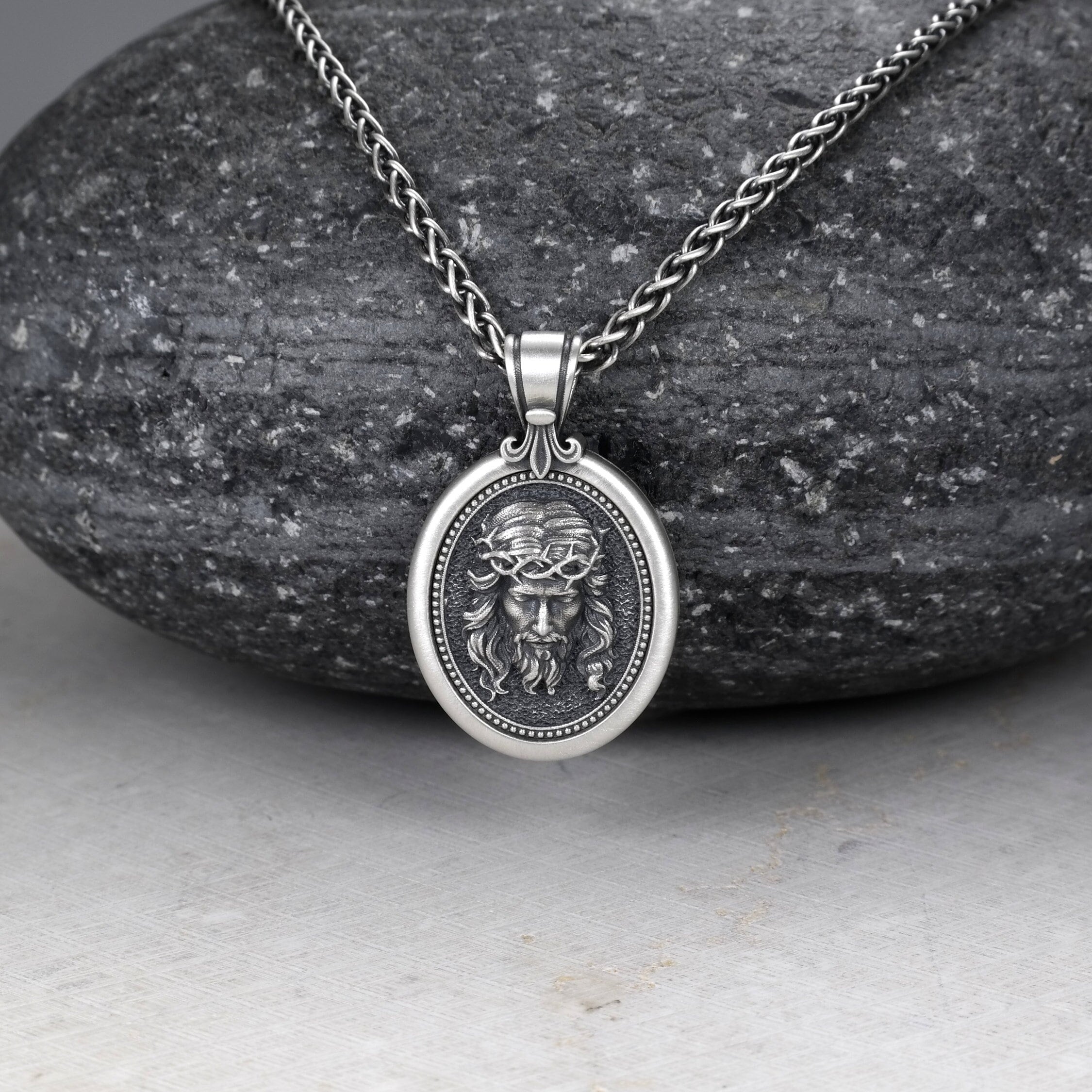 Jesus Christ Face With Oval Frame Pendant With 2.5mm Spiga Jesus Christ Face With Oval Frame Pendant With 2.5mm Spiga