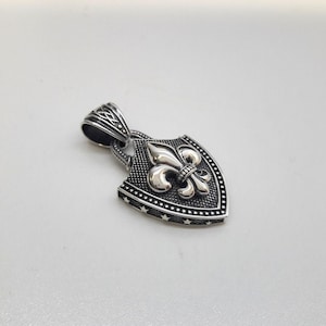 Fleur De Lis Knot Necklace with Spiga Neck Chain, Shield Shape Pendant with Classic Hook Attached to the Frame, the Final Look of the Pendant is Matte Frame and the fleur de lis is Silver Polished (photo 3)