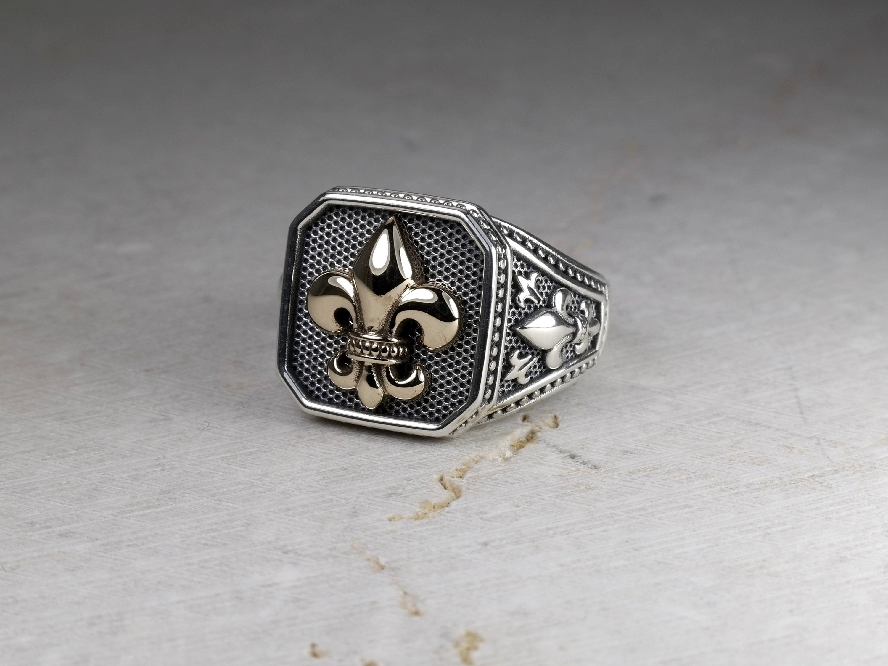 英国 シグネット ゴールドリング フルール・ド・リス lyly 23号 9金