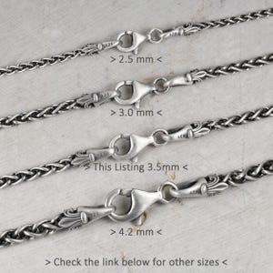Può includere: Quattro catene in argento sterling con chiusure a moschettone, ciascuna contrassegnata con 925. Le catene sono etichettate con larghezze di 2,5 mm, 3,0 mm, 3,5 mm e 4,2 mm. Il testo recita: > 2.5 mm <, > 3.0 mm <, > This Listing 3.5mm <, > 4.2 mm <, > Check the link below for other sizes <.