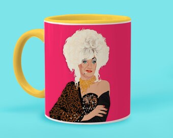 Mug bicolore Lily Savage - 11 oz - Céramique avec poignée jaune et intérieur - La meilleure drag queen de Liverpool - Idée cadeau amusante - Icône gay
