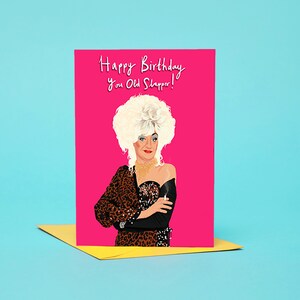Cartão de felicitações rosa engraçado Lily Savage - Feliz aniversário, seu velho Slapper! Paul O'grady - Comediante engraçado e Drag Queen - ícone de Liverpool