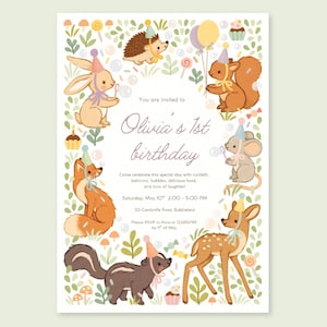 Puede incluir: Una invitación colorida para una fiesta de primer cumpleaños con temática de bosque. La invitación presenta una variedad de animales, incluyendo un zorro, una ardilla, un ciervo, un erizo, un conejo y un ratón. El texto de la invitación dice: "Estás invitado a la fiesta de cumpleaños de Olivia por su primer año. ¡Ven a celebrar este día especial con confeti, globos, burbujas, deliciosa comida y toneladas de risas! Sábado 10 de mayo de 2:00 PM a 5:00 PM 123 Candyville Road, Bubbleland Por favor, confirma tu asistencia a Nina al 123456789 antes del 5 de mayo."