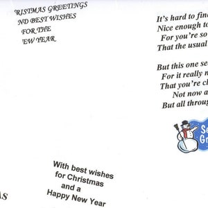 Puede incluir: Una tarjeta blanca con un saludo navideño. La tarjeta presenta un muñeco de nieve con un sombrero y una bufanda azules, sosteniendo un palo rojo y blanco a rayas. El texto en la tarjeta dice "Seasons Greetings".