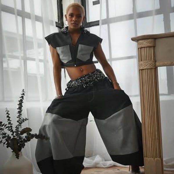 Completo due pezzi in denim nero e paillettes, bicolore, giacca corta con cerniera e pantaloni a palloncino a vita alta, outfit streetwear unico