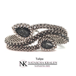 Könnte beinhalten: Ein silbernes und schwarzes Perlenarmband mit drei schwarzen Edelstein-Akzenten. Das Armband ist tulpenförmig und trägt den Text "Tulipa NATASCHA KRALEN NATASCHA BIJL" unten.