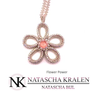 Puede incluir: Un delicado collar con un colgante en forma de flor hecho con cuentas en tonos rosa y blanco. El colgante presenta una piedra central rosa y está unido a una cadena plateada. El collar está etiquetado como "Flower Power" y "NATASCHA KRALEN NATASCHA BIJL".