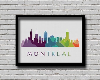 Könnte beinhalten: Ein gerahmtes Kreuzstich-Kunstwerk mit der Skyline von Montreal in einem Farbverlauf. Die Silhouette der Stadt ist in Lila, Blau, Grün und Orange dargestellt. Das Wort "MONTREAL" ist unterhalb der Skyline gestickt.