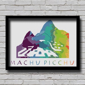 Puede incluir: Un diseño de arte de píxeles colorido de Machu Picchu, una famosa ciudadela inca ubicada en Perú. El diseño presenta una cordillera con una paleta de colores vibrantes, que incluye tonos de morado, azul, verde, amarillo y naranja. El texto "Machu Picchu" está escrito en letras blancas debajo de la cordillera.