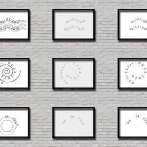 Op de afbeelding: Negen zwarte ingelijste prints met witte achtergronden en zwarte tekst. De tekst bevat data en nummers die in verschillende geometrische patronen zijn gerangschikt.