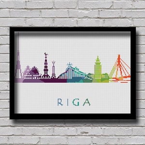 Puede incluir: Un paisaje urbano pixelado y colorido de Riga, Letonia, con la palabra "RIGA" impresa debajo del horizonte.