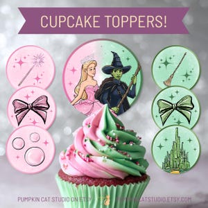 Pode incluir: Toppers de cupcake com ilustrações de uma princesa, uma bruxa, uma varinha, um laço e a Cidade Esmeralda. O cupcake tem cobertura rosa e verde com granulado. O texto "CUPCAKE TOPPERS!" está no topo.