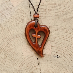Collar de madera hecho a mano con cruz y corazón – Joyería de regalo de comunión tallada a mano - Colgante cristiano de fe y amor hecho a mano por CristherArt