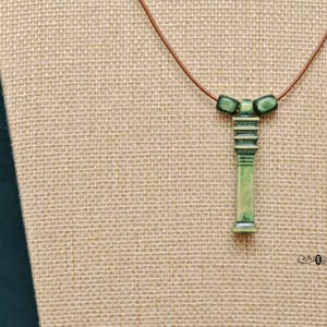 Collier en bois pilier Djet - Symbole égyptien d'Osiris, amulette pour la colonne vertébrale - Talisman de guérison de la colonne vertébrale - Pendentif unique en son genre peint, bijoux faits main