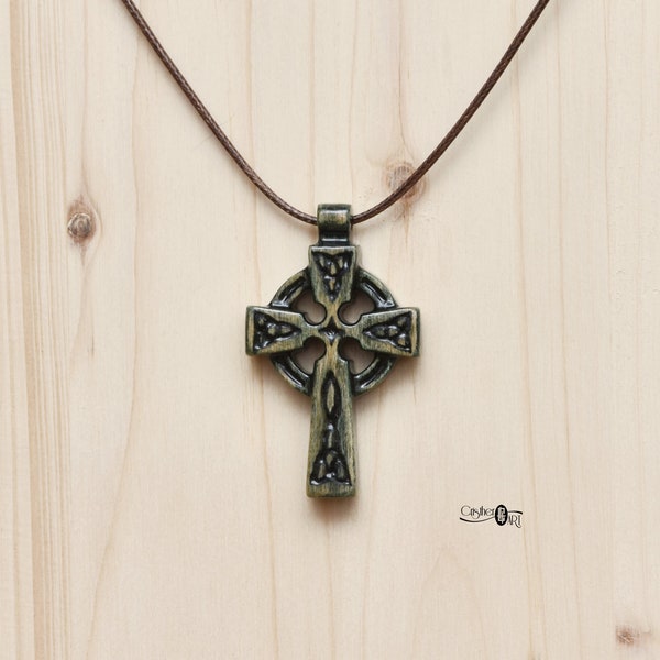 Collier croix celtique verte fait main en bois - Bijoux artisanaux chrétiens irlandais - Pendentif religieux homme par CristherArt