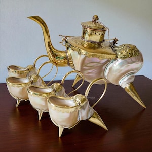 Teteras y tazas de nácar con bordes de bronce y revestimiento VIP de cobre. Diseños de conchas de caracol marino, perfectas para la decoración del hogar. Taza para vino.