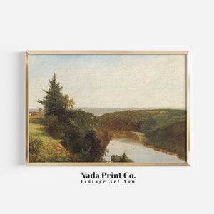 Pode incluir: Uma pintura de paisagem vintage que retrata um rio serpenteando por um vale verde exuberante. O rio flui em direção a um corpo de água distante, possivelmente um lago ou o oceano. A pintura é emoldurada em uma moldura dourada e apresenta o texto "Nada Print Co. Vintage Art Now".