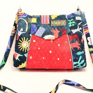 Acolchado ligero verde azulado "Familia" Folk Art Print Crossbody/Bolso de hombro/Monedero de cartera con solapa, regalo del Día de la Madre