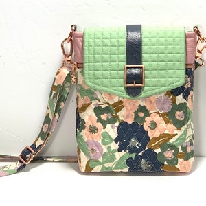 Bandolera acolchada verde, azul marino, malva sobre crema con estampado floral/bolso de hombro/cartera para teléfono móvil con solapa con correa decorativa y hebilla