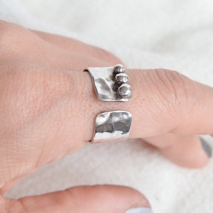 Anillo de banda ancha de plata esterlina martillada: una declaración minimalista y robusta