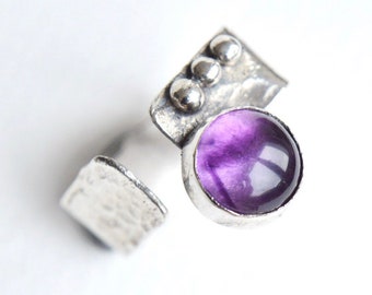 Amethyst square ring, Hammered band geometric ring, Modern amethyst silver ring, February birthstone gift, Healing stone jewelry,