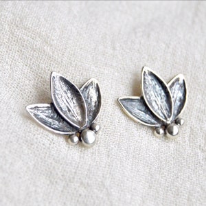 Oxidierte Sterling Silber Lotus Ohrstecker: Handwerker Yoga Schmuck