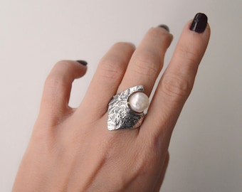 Textured silver pearl ring, Baroque pearl ring, Sterling silver pearl ring, Freshwater pearl ring, Adjustable ring, Statement ring,