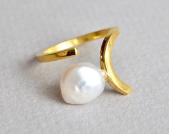 Modern ring with pearl, minimalist jewelry, geometrical ring, midi ring, basic ring, modern design, everyday wear, June birthstone