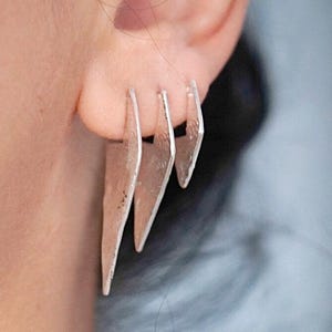 Pendientes geométricos de plata de ley: joyas asimétricas y llamativas