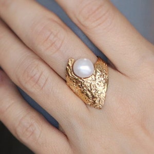 Barock Perlenring - Verstellbarer texturierter vergoldeter Ring mit Süßwasserperle - Amunet Kollektion