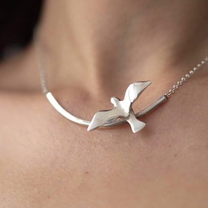 Collar de pájaro de plata esterlina, colgante de animal escultural, joyería minimalista de la naturaleza