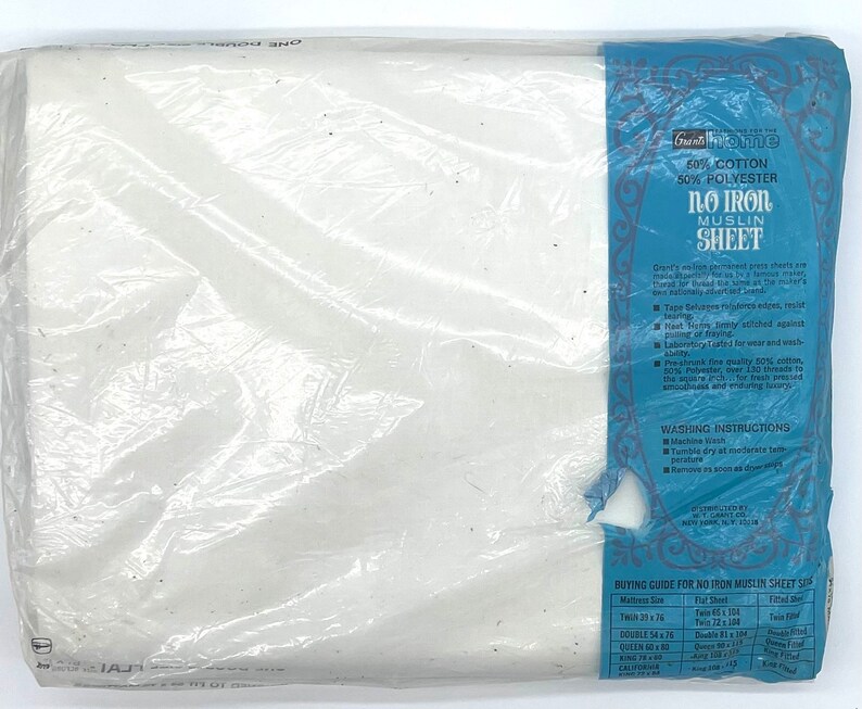 Puede incluir: Una s&aacute;bana de muselina blanca sin plancha en un paquete de pl&aacute;stico. El paquete tiene una etiqueta azul con el texto "Gnome No Iron Muslin Sheet" y detalles sobre las caracter&iacute;sticas y las instrucciones de cuidado de la s&aacute;bana. La etiqueta tambi&eacute;n incluye una gu&iacute;a de compra para diferentes tama&ntilde;os de s&aacute;banas.