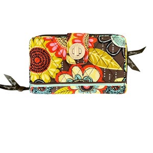 Portafoglio Vera Bradley Turnlock, modello Flower Shower, trapuntato, con cerniera laterale (modello fuori produzione).