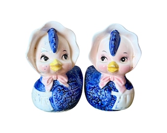 Juego de salero y pimentero vintage Enesco con diseño de gallina, de cerámica, con forma de aves antropomórficas y lazo rosa, ideal para la decoración de cocina estilo cottagecore. Artículo de colección de estilo japonés.