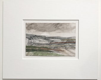 Op de afbeelding: Een abstracte landschapskunstprint met een gedempt kleurenpalet. Het kunstwerk toont een glooiend landschap met groene, bruine en grijze tinten, geaccentueerd door horizontale lijnen in rood en goud. De print is ingelijst in een witte passe-partout en lijst.
