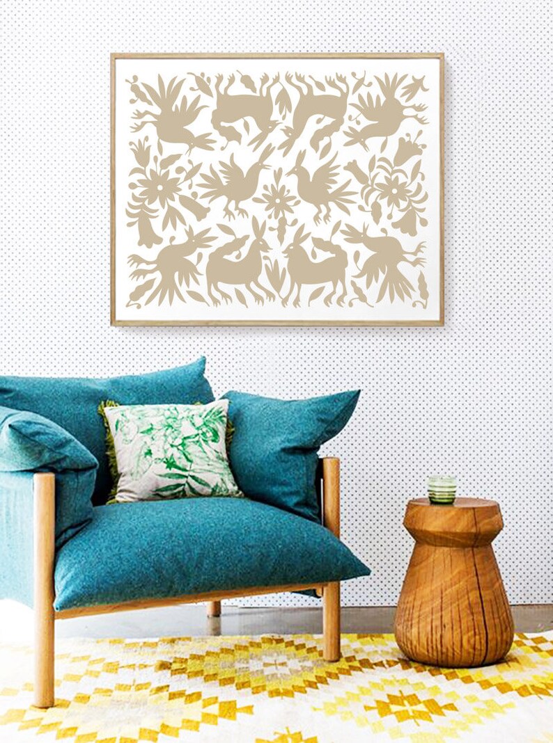Op de afbeelding: Een ingelijst drukwerk met een witte achtergrond en een bruin ontwerp van gestileerde vogels, konijnen en bloemen. De print hangt aan een witte muur met een klein bruin stippenpatroon.