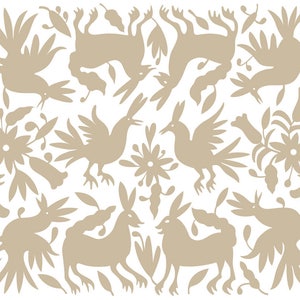 Op de afbeelding: Een beige en wit volkskunstontwerp met gestileerde vogels, konijnen en bloemen. Het ontwerp is symmetrisch en heeft een traditionele Mexicaanse uitstraling.