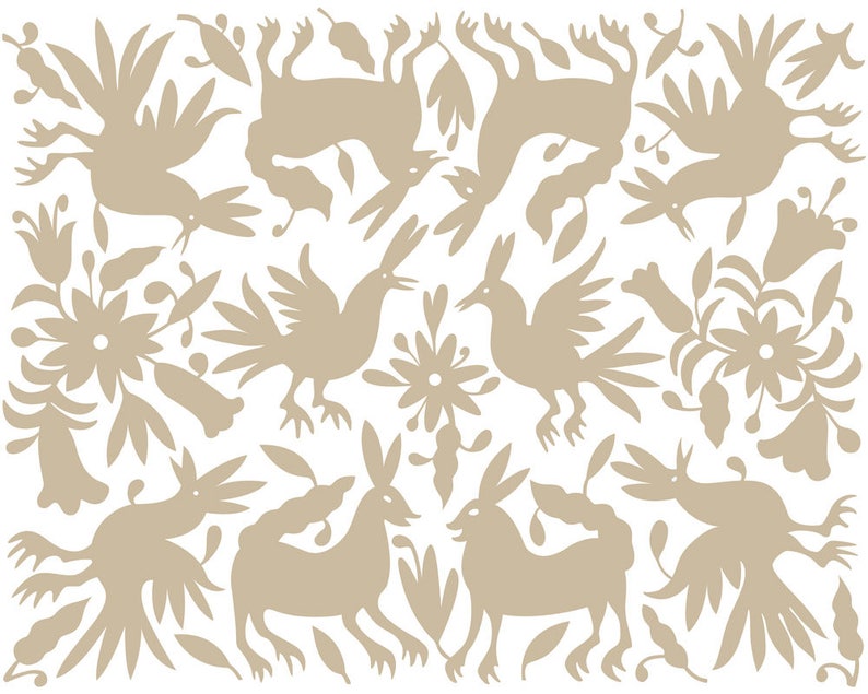 Op de afbeelding: Een beige en wit volkskunstontwerp met gestileerde vogels, konijnen en bloemen. Het ontwerp is symmetrisch en heeft een traditionele Mexicaanse uitstraling.