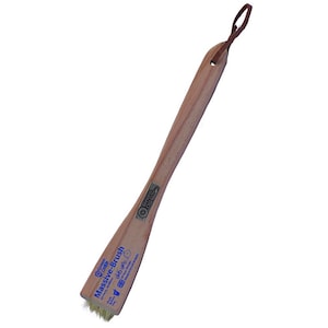 Puede incluir: Un cepillo de madera de mango largo con un mango marr&oacute;n claro y un cabezal de cepillo rectangular. El cabezal del cepillo tiene cerdas de color claro. El mango tiene un lazo de cuero para colgar. El texto "Massive-Brush" est&aacute; impreso en el cabezal del cepillo.