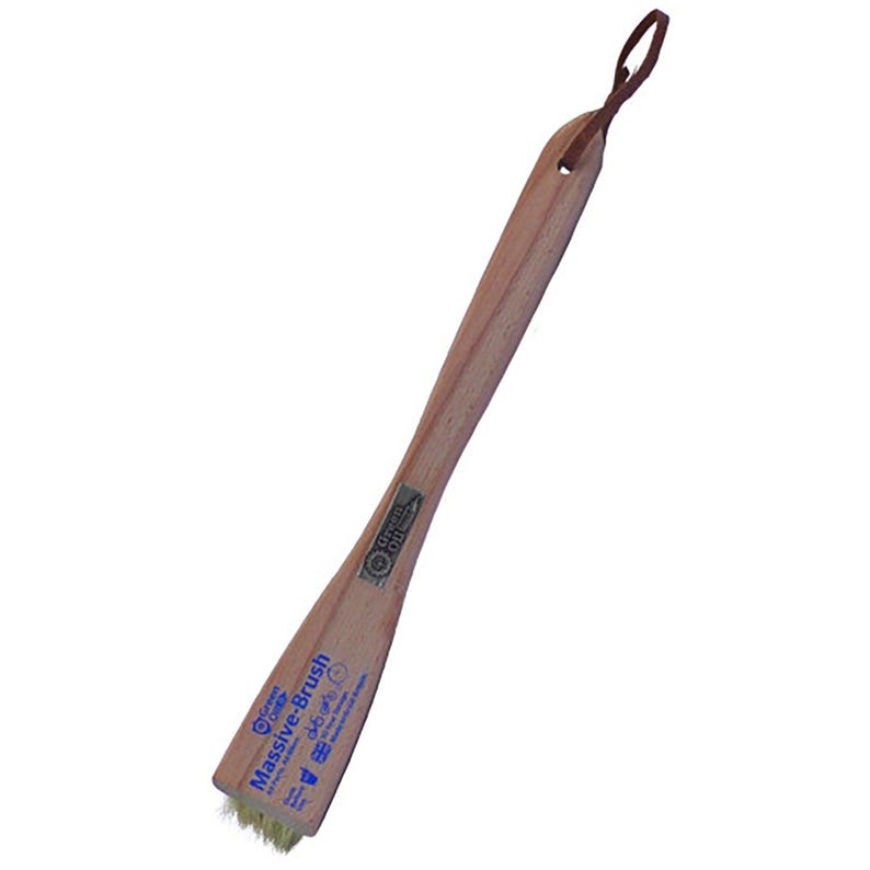 Puede incluir: Un cepillo de madera de mango largo con un mango marr&oacute;n claro y un cabezal de cepillo rectangular. El cabezal del cepillo tiene cerdas de color claro. El mango tiene un lazo de cuero para colgar. El texto "Massive-Brush" est&aacute; impreso en el cabezal del cepillo.