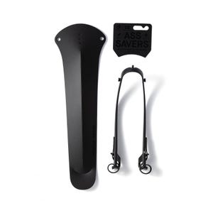 Pode incluir: Um conjunto de acessórios de bicicleta pretos, incluindo um guarda-lamas, um protetor de escoras e uma braçadeira de selim. O guarda-lamas é longo e estreito, com uma forma curva. O protetor de escoras tem o texto "ASS SAVERS".