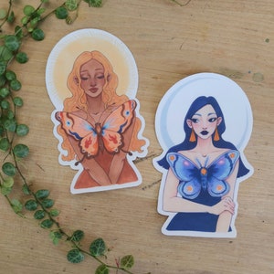 Autocollants d’art fantastique soleil et lune | Autocollants en vinyle mat, Butterfly Moth Girls, Personnage féminin fantaisiste, Sorcière de la nature, Décalcomanie Die Cut