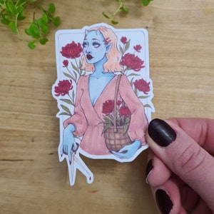 Autocollant vinyle fleuriste, autocollant Cottagecore Die Cut, art fantastique de conte de fées, esthétique de sorcière, fille de fleur, dessin de fille monstre mignon