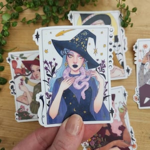 Etiqueta da bruxa da serpente da astrologia de <br> Entrega Rápida? Adesivo ilustrado de vinil, arte estética de mulheres mágicas, adesivo de diário de bala Witchcore, personagem de bruxa