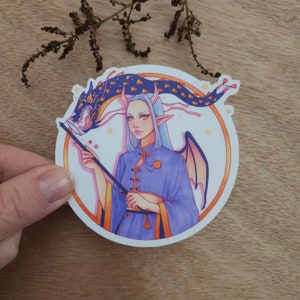 Drache | Illustrierter Aufkleber, gestanztes mattes Vinyl, Fantasy-Märchenkunst, Monsterfigur, Lila Dämonenmädchen, Mondneujahr, Koinobori